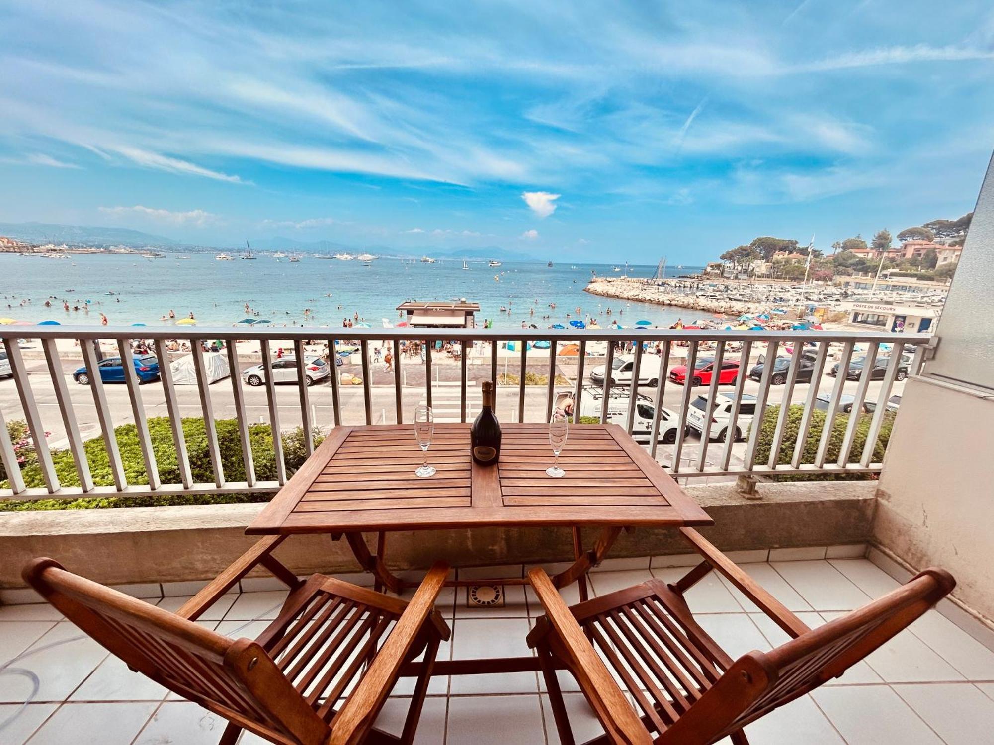 Appartement Seaside Serenity - - Beachfront -